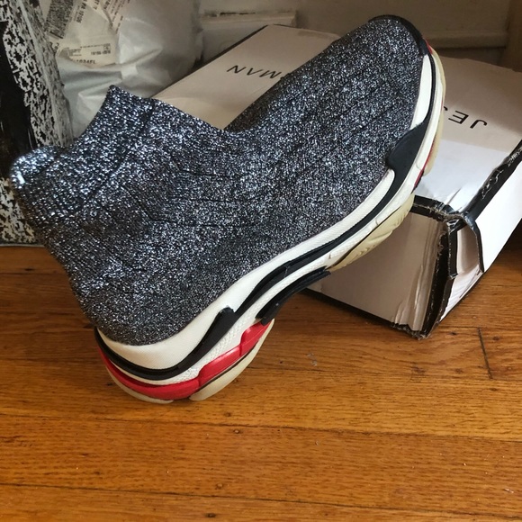 Trendy Sock Top Sneaker - Picture 6 of 7
